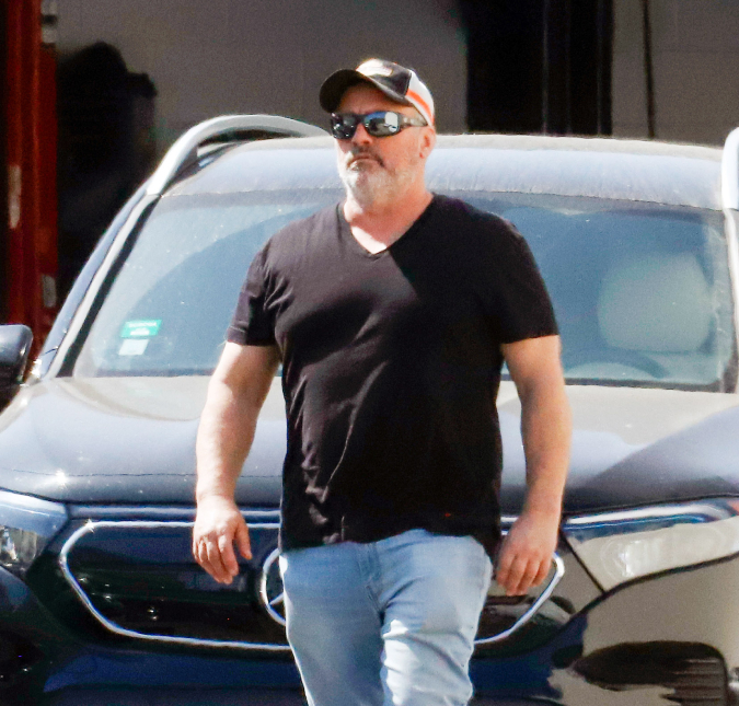 Após amigos mostrarem preocupação, Matt LeBlanc surge caminhando em Los Angeles, nos Estados Unidos