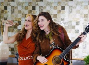 Protagonistas de <i>Rensga Hits!</i>, Alice Wegmann e Lorena Comparato, falam sobre inspirações para segunda temporada