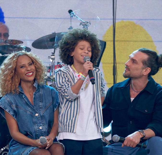 Antonio, filho de Aline Wirley e Igor Rickli, se emociona ao cantar no <i>Altas Horas</i>