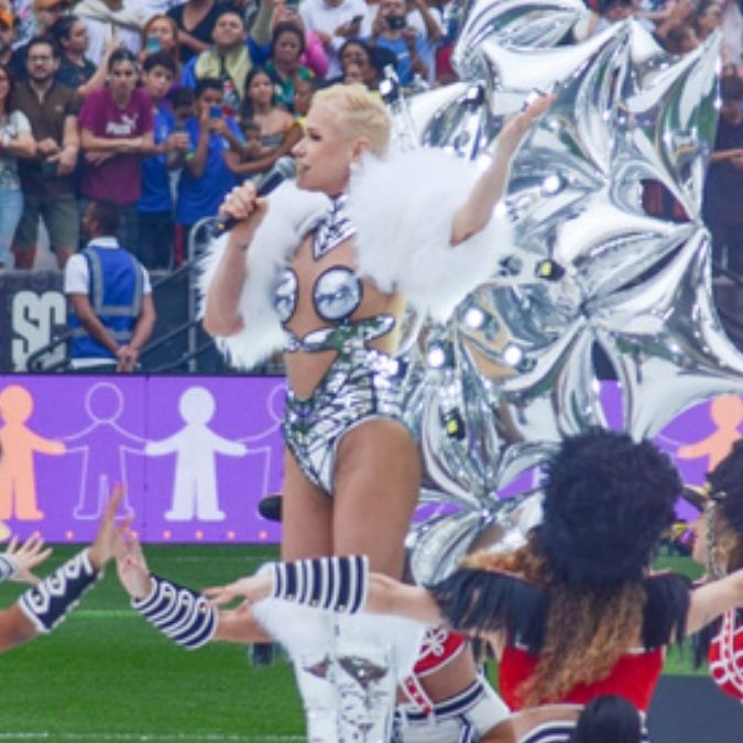 Xuxa Meneghel faz <i>showzão</i> no intervalo do <i>Futebol da Esperança</i>