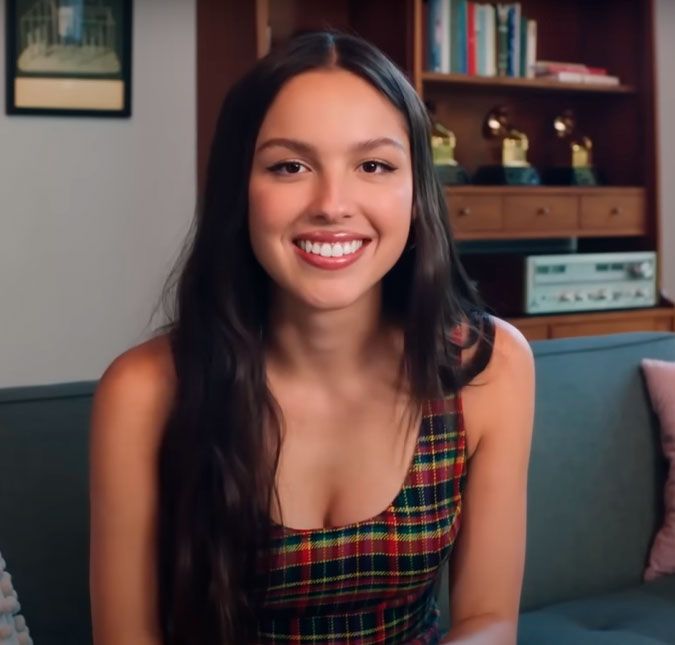 A artista rapidamente se levantou e tranquilizou os fãs