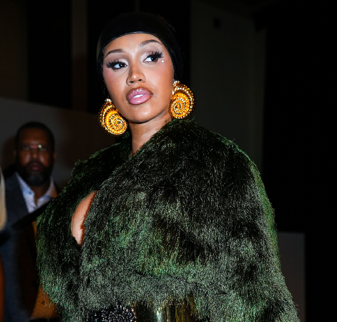 Cardi B cancela <i>show</i> em festival após problema de saúde: <i>Parte meu coração não poder ver meus fãs</i>