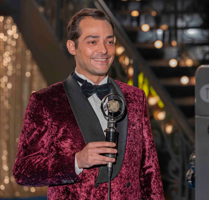 Eduardo Sterblitch conta que se inspirou em grandes nomes da televisão brasileira, como Chacrinha e Hebe Camargo, para personagem