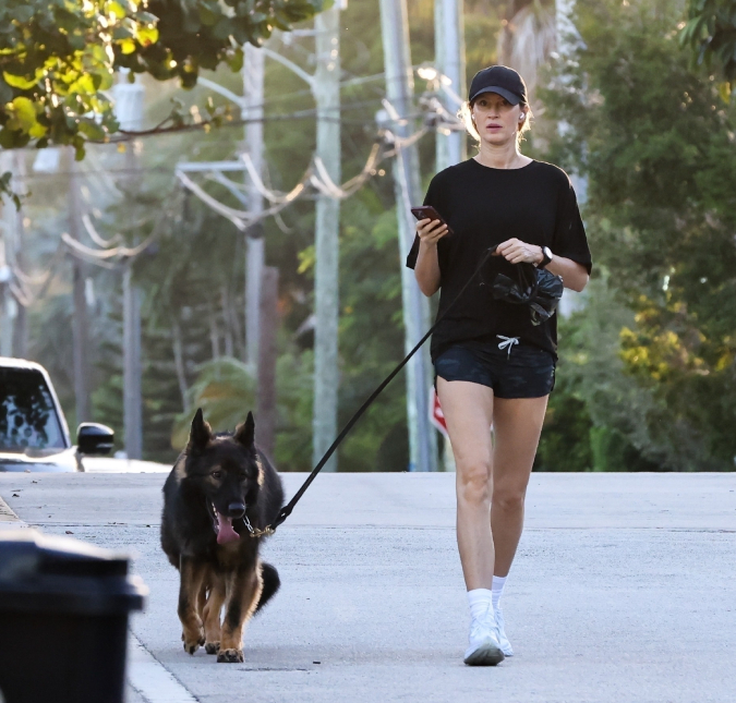 Gisele Bündchen é vista passeando com cachorro após confirmar gravidez