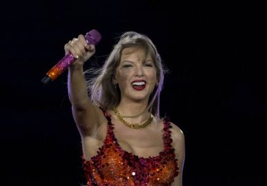 Selena Gomez, Blake Lively, Sabrina Carpenter... Conheça os famosos que fazem parte do <i>squad</i> de Taylor Swift
