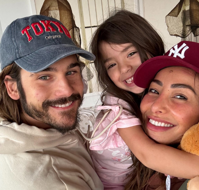 Grávida, Sabrina Sato posta foto com Nicolas Prattes e Zoe: <i>Meus amores</i>