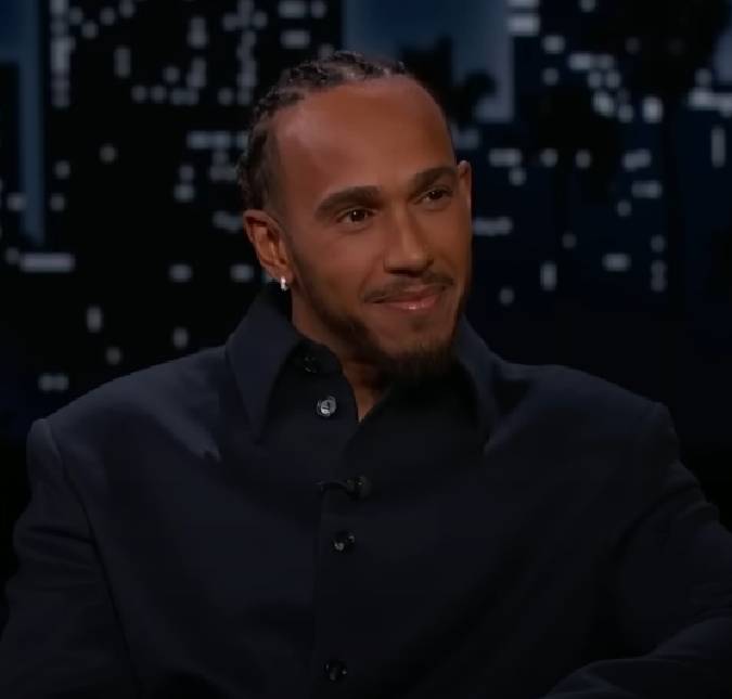 Lewis Hamilton se emociona ao fazer homenagem para Ayrton Senna em <i>GP da Fórmula 1</i>