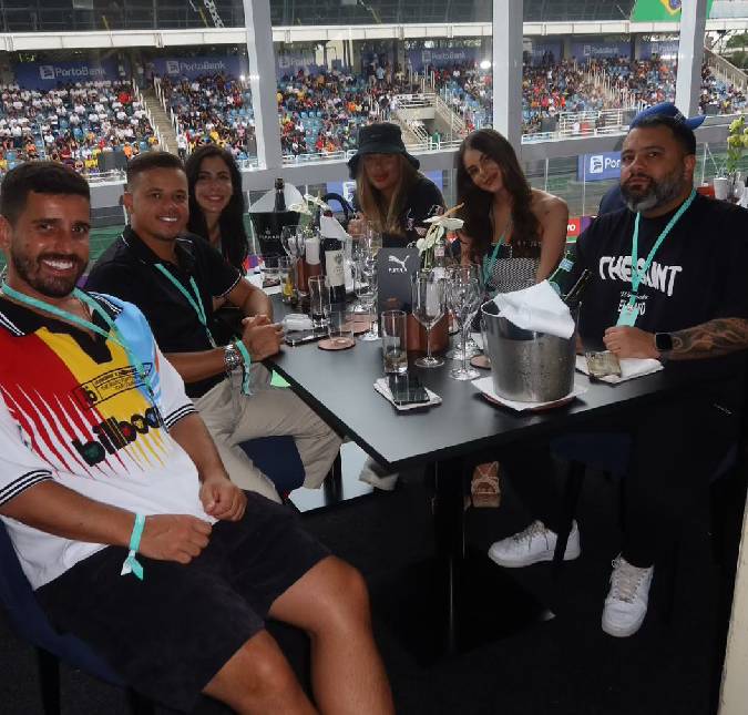 Amanda Kimberlly curte fim de semana com irmã e amigo de Neymar Jr.