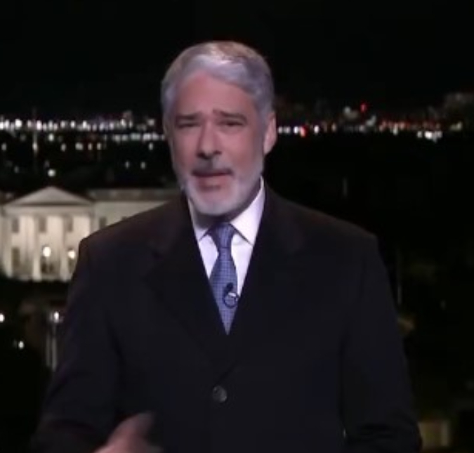 William Bonner se irrita e reclama de barulho ao vivo no <i>Jornal Nacional</i>: - <i>Moça cantava muito mal</i>