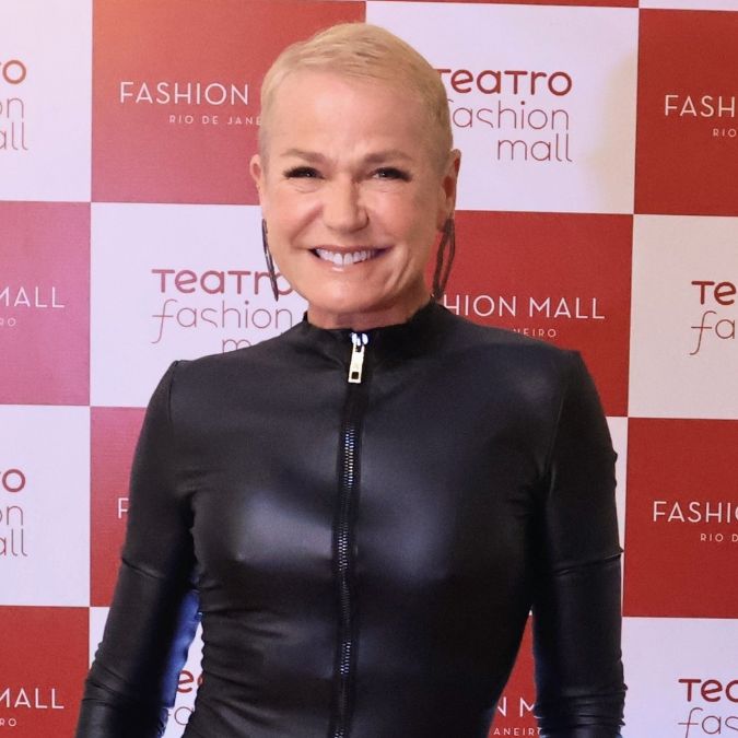 Xuxa Meneghel raspa cabelo de marido, Junno Andrade, e celebra: <i>Gostoso</i>