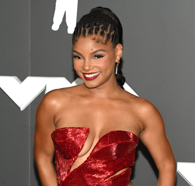 Halle Bailey critica ex-namorado por expor filho em uma <i>live</i> sem sua autorização