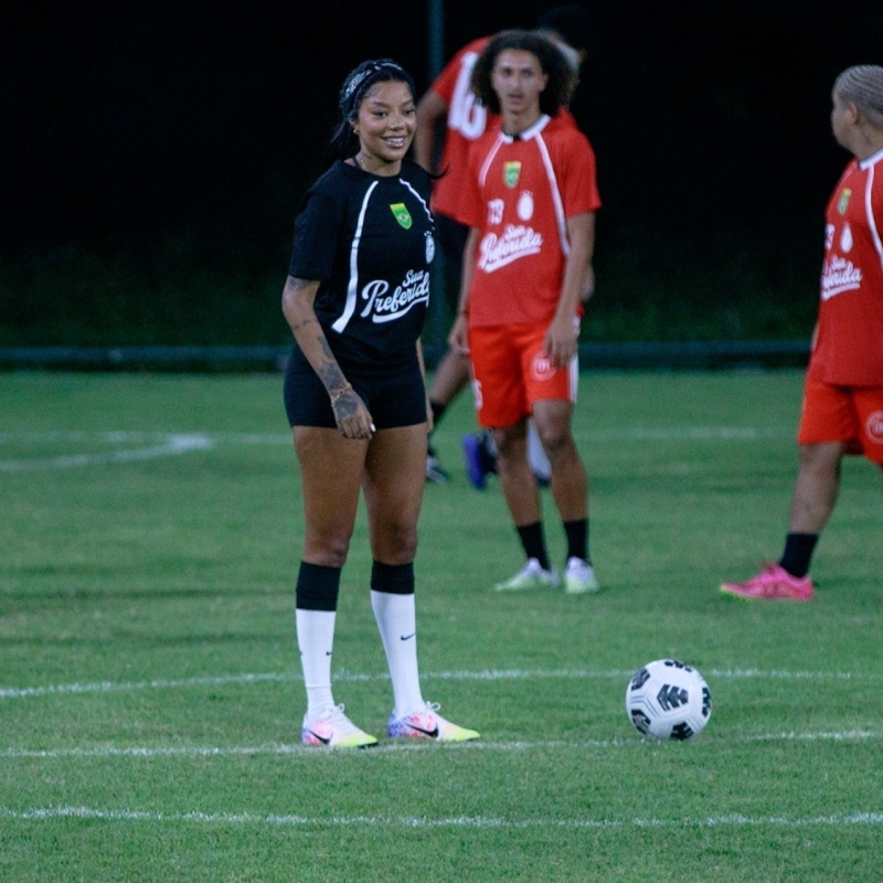 Ludmilla promove futebol com os amigos para lançamento de novo <i>single</i>