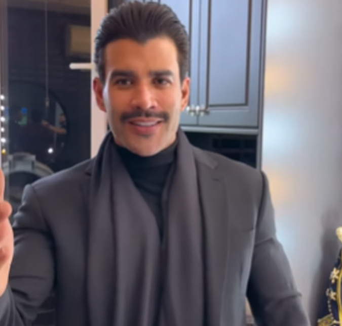 Gusttavo Lima aposta no bigode e movimenta <i>web</i>: <i>Ficou lindo do mesmo jeito</i>