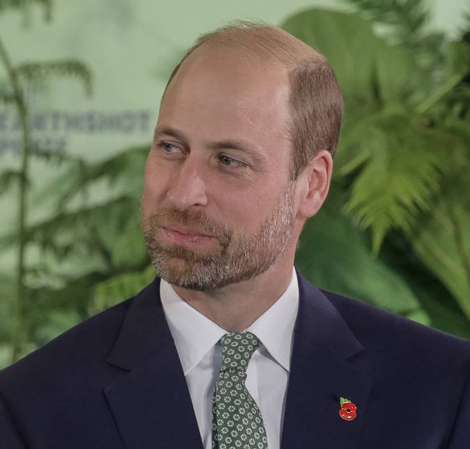 Em visita à faculdade na Irlanda, Príncipe William ajuda estudante a se desculpar por atraso em aula