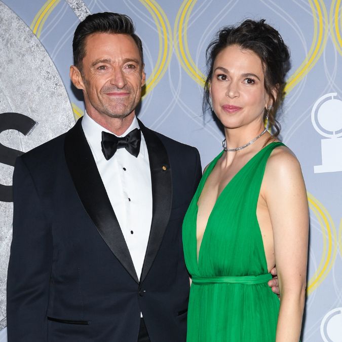 Hugh Jackman está <i>mais feliz do que nunca</i> com Sutton Foster, apontada como pivô de divórcio, entrega revista