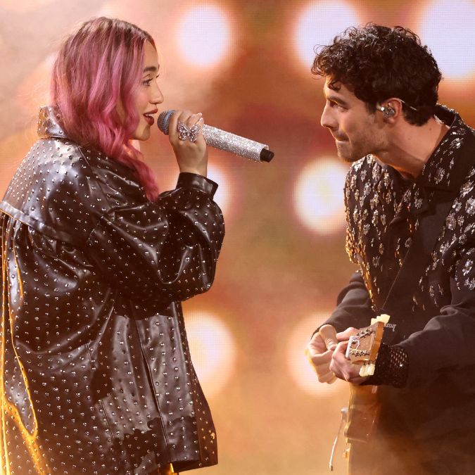 Joe Jonas se apresenta no <i>Grammy Latino 2024</i> com Ela Taubert e agita público