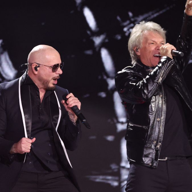 Jon Bon Jovi e Pitbull unem forças para apresentar <i>It's My Life</i> no <i>Grammy Latino 2024</i>