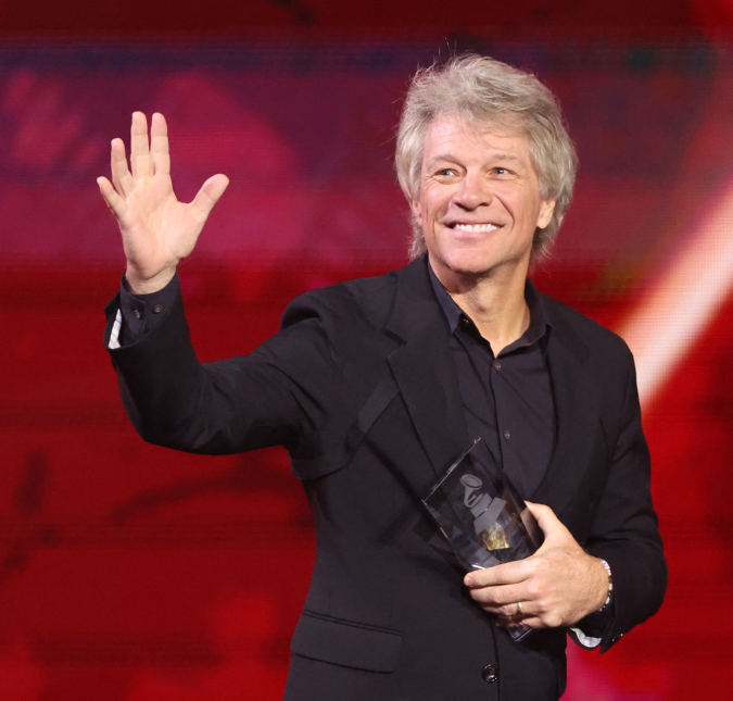 Jon Bon Jovi faz participação especial no <i>Grammy Latino</i> 2024 e entrega prêmio de Pessoa do Ano