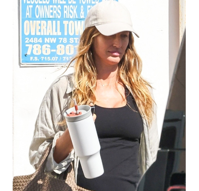 Gisele Bündchen exibe barriguinha de grávida ao sair de academia, confira