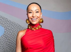 Sabrina Sato usa vestido vermelho para gravar especial de fim de ano da <i>Globo</i>