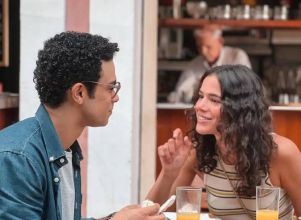 Ao lado de Bruna Marquezine, Fernanda Paes Leme conta história dos bastidores de <I>Amor da Minha Vida: - Bonito beijar em um carrossel, mas eu não recomendo</I>