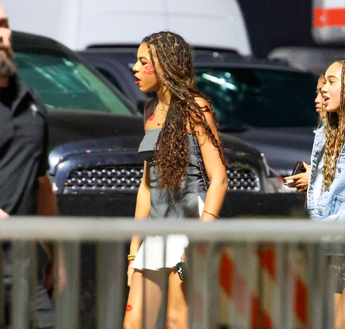 Fã de carteirinha! Blue Ivy, filha de Beyoncé, faz maquiagem de beijos para curtir <i>show</i> de Sabrina Carpenter