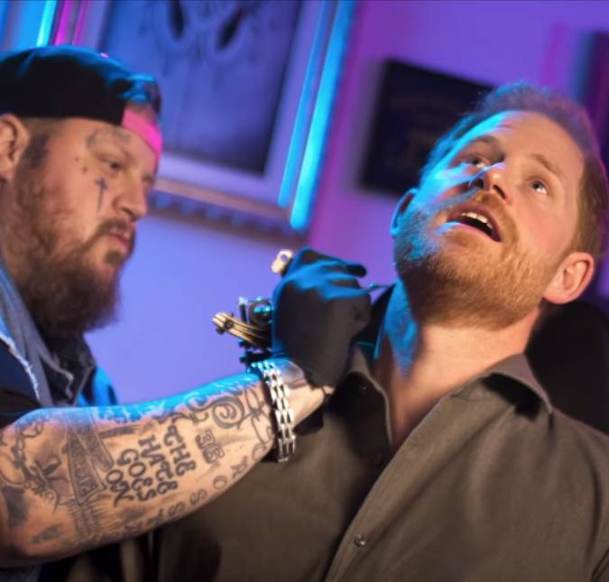 Em vídeo descontraído, Príncipe Harry faz <I>tatuagem</i> no pescoço