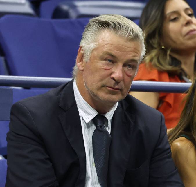 Mãe de Halyna Hutchins acusa Alec Baldwin de lucrar com a morte da diretora