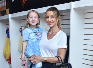 Poses iguais, roupas combinando... Confira os momentos em que Vicky Justus mostrou que é uma mini versão de Ana Paula Siebert