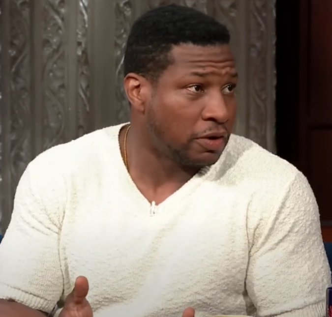 Ex-namorada de Jonathan Majors desiste de processar o ator por agressão e difamação; entenda!