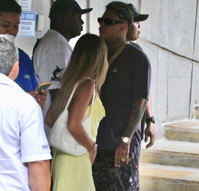 Novo casal? MC Cabelinho é flagrado em restaurante com loira misteriosa