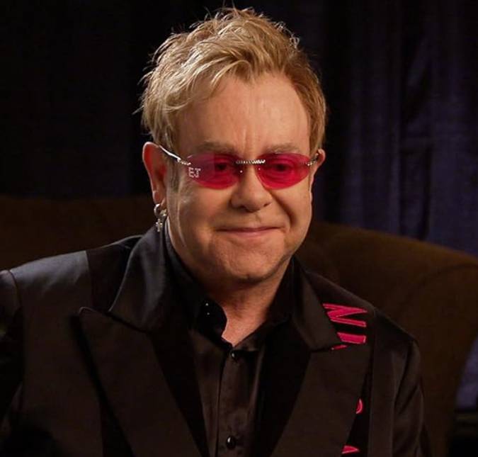 Elton John revela que perdeu a visão do olho direito após infecção: - <i>Tudo ficará bem</i>