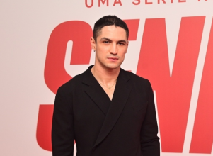 Gabriel Leone abre o coração e relembra como se tornou protagonista de <i>Senna</i>