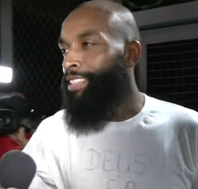 Após 130 dias preso, Nego Di deixa penitenciária no Rio Grande do Sul O humorista saiu com uma camiseta branca com a frase Deus é o maior