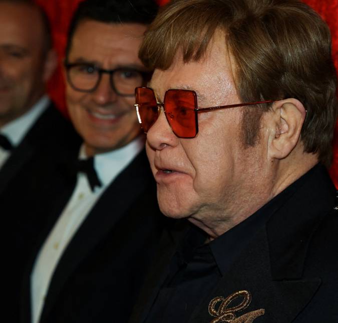 Elton John marca presença em musical do marido e fala sobre perda de visão: <I>É difícil ver, mas adoro ouvir</i>