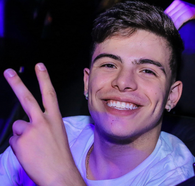 Internado às pressas, Thomaz Costa confirma que passará por cirurgia: - <i>Vai dar tudo certo</i>