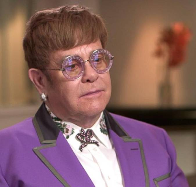Amigos de Elton John pedem que o cantor pare com a turnê por motivos de saúde