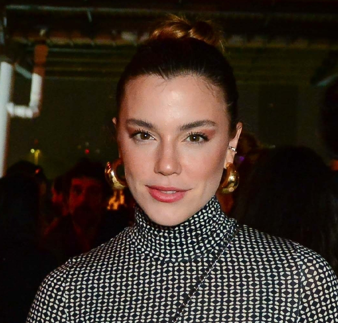 Alice Wegmann diz que se <i>expressou mal</i> ao falar sobre abordagem de Adriane Galisteu em série