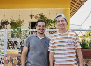 Elenco de <i>Cosmo e Damião - Quase Santos</i> elogia Rafael Portugal e Cezar Maracujá, produtores da série: - <i>Ficou tudo muito humano</i>