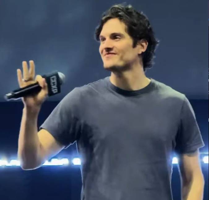 Na <i>CCXP24</i>, Daniel Sharman, astro de <i>Teen Wolf</i>, diz que está procurando noiva brasileira