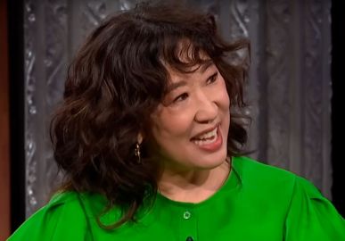 Após <i>CCXP</i>, Sandra Oh marca presença na quadra da Império de Casa Verde e curte noite de samba: <i>Fiquei encantada pelo ritmo e dança</i>
