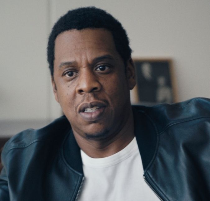 Mulher que acusa Jay-Z e P Diddy admite erros, mas mantém alegações contra cantores Jane Doe diz que memória falhou em alguns pequenos detalhes