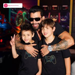 Gusttavo Lima deixa os filhos menores de idade dirigirem