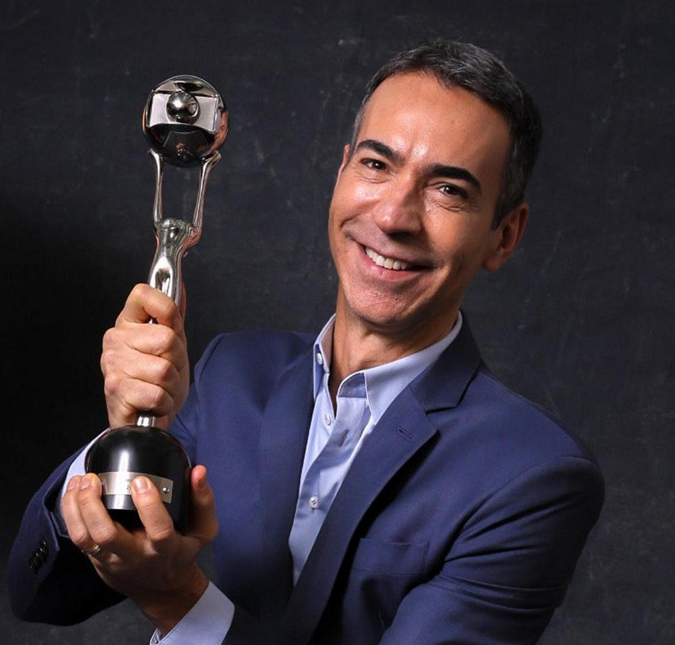 Após ganhar <i>Melhores do Ano</i>, Cesar Tralli reúne equipe do <i>Jornal Hoje</i>: <i>Um prêmio é e será sempre coletivo</i>