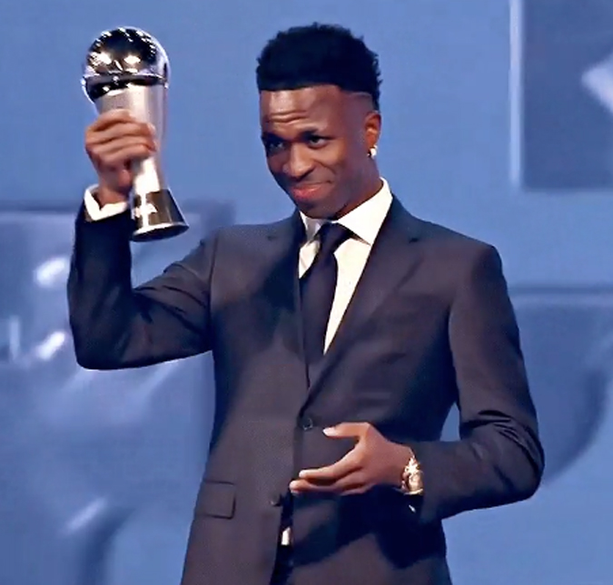 Vini Jr. se pronuncia após ser eleito melhor jogador do mundo e recebe carinho de famosos: <i>Merecido</i>