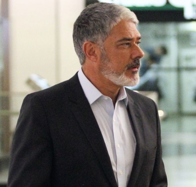 William Bonner mostra o braço imobilizado após queda: <i>Agora vai!</i>