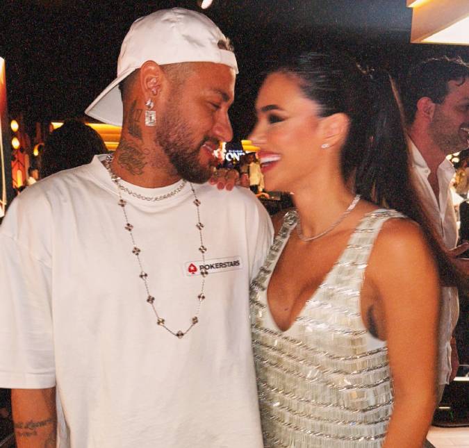 Neymar Jr. e Bruna Biancardi trocam carinhos em torneio de pôquer festivo com nome do jogador