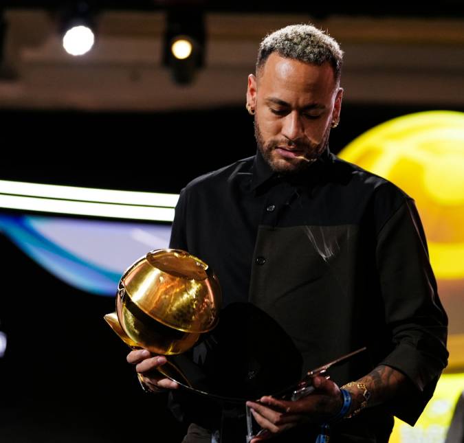 Neymar Jr. agradece homenagem no <i>Globe Soccer Awards: Muito feliz pelo reconhecimento</i>