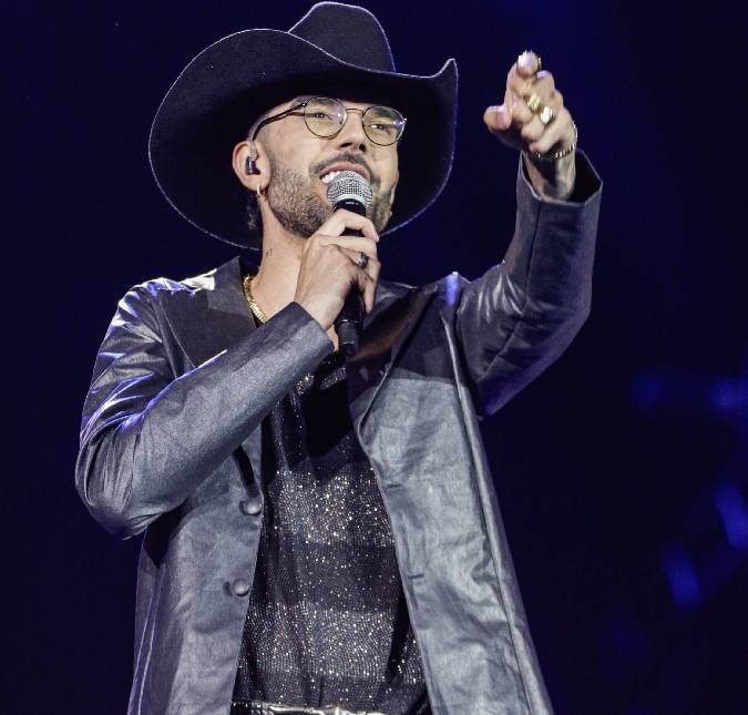 Luan Pereira pede a namorada em casamento durante <i>show</i>: <i>Ela disse sim</i>