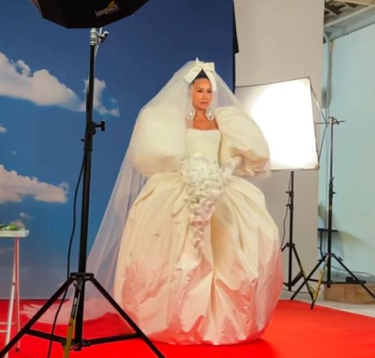 Belas e estilosas! Confira quais celebridades ajudaram a criar o próprio vestido de noiva